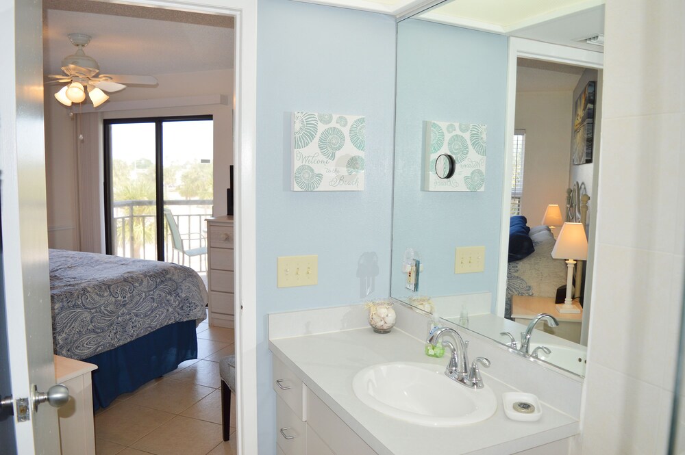 Condo, 1 King Bed with Sofa bed - Bathroom Sink