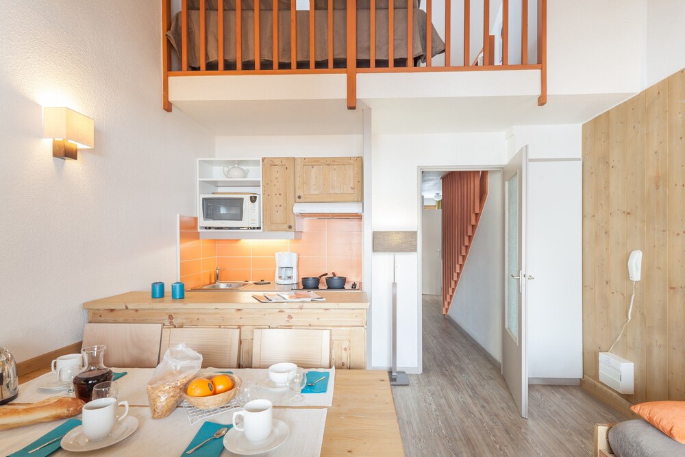 Standard 1 Bedroom Apartment for 5/7 people Mezzanine - Living Room