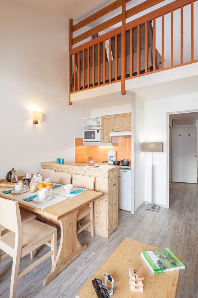 Standard 1 Bedroom Apartment for 5/7 people Mezzanine - Living Room