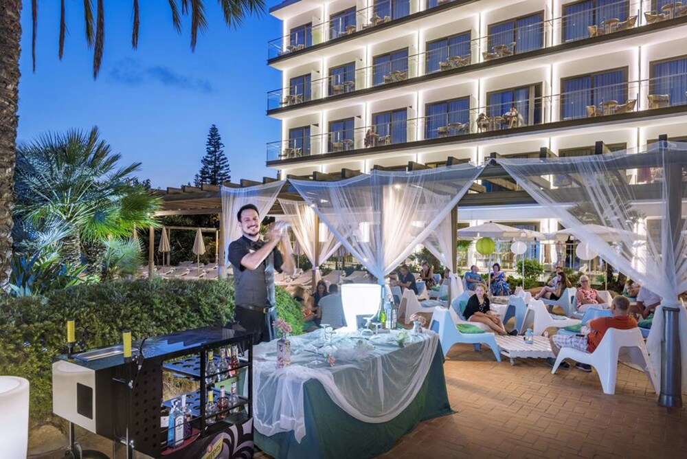 Poolside Bar