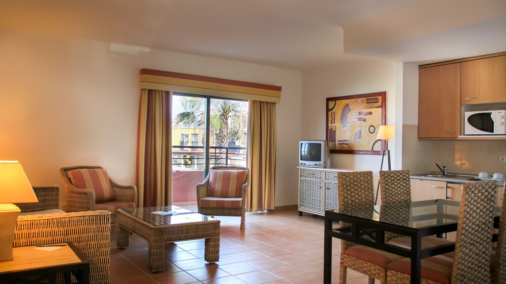 Deluxe Apartment, 2 Bedrooms (Beach) - Living Area