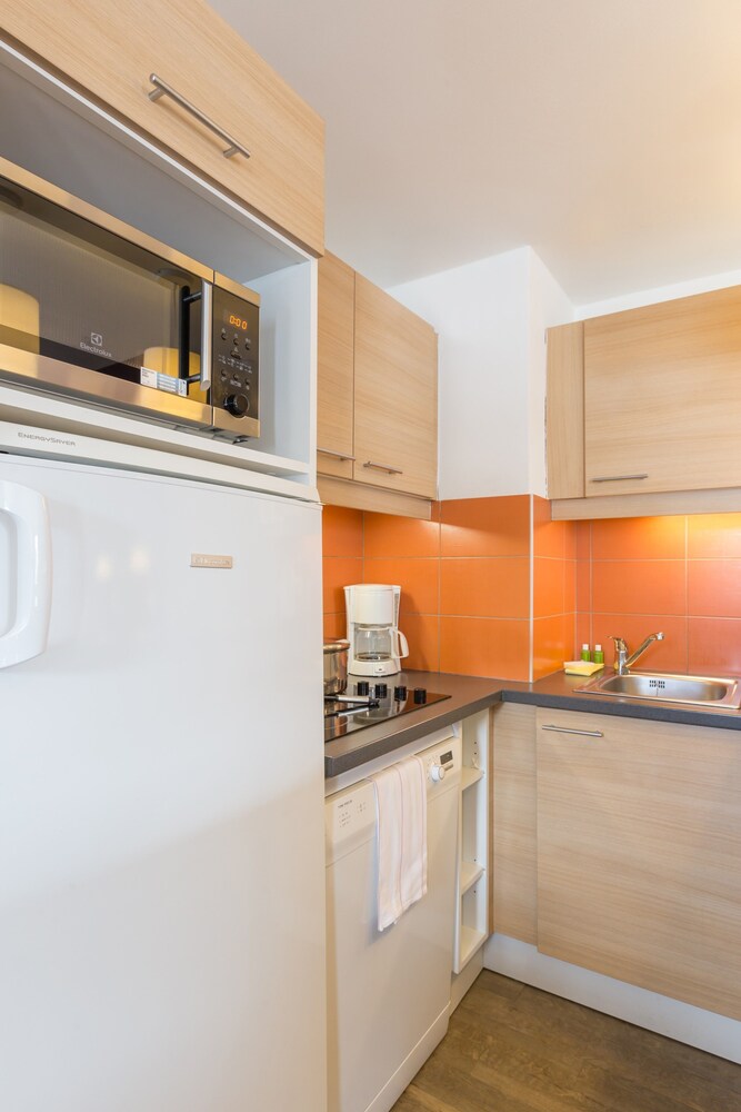 Standard 1 Bedroom Apartment for 4/5 people - In-Room Kitchen