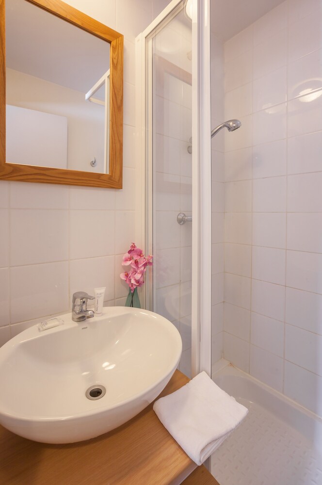 Standard 2 Bedrooms Apartment for 6/7 people - Bathroom