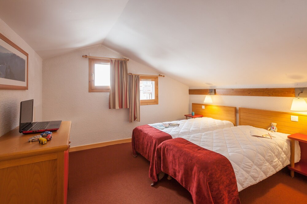 Standard 2 Bedrooms Apartment for 6/7 people - Guestroom