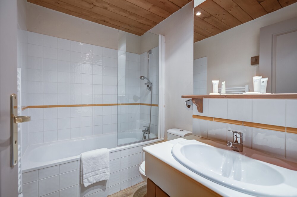 Standard Apartment, 2 Bedrooms - Bathroom