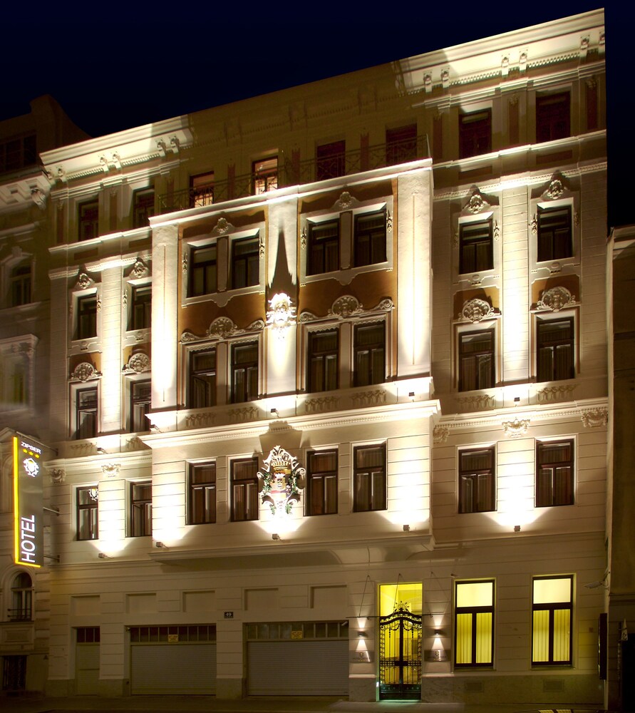 Façade de l'hôtel - Soir/Nuit