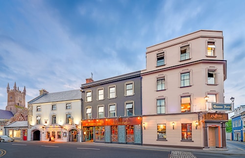 Queens Hotel and Nightclub