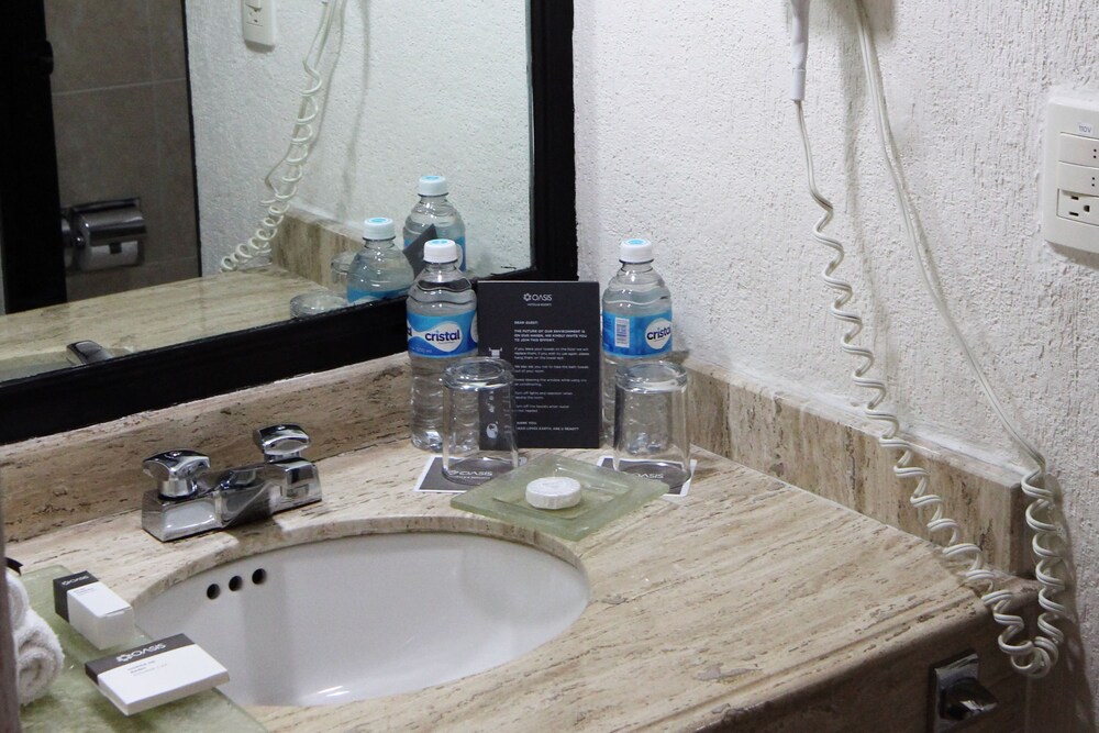 Bathroom, Smart Cancun by Oasis