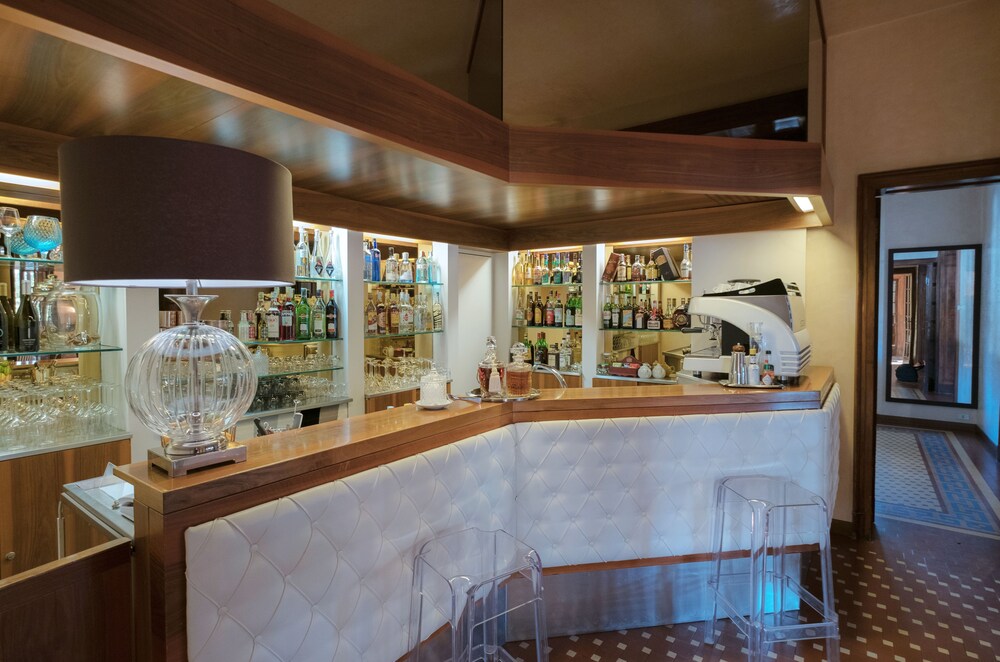 Hotel Bar
