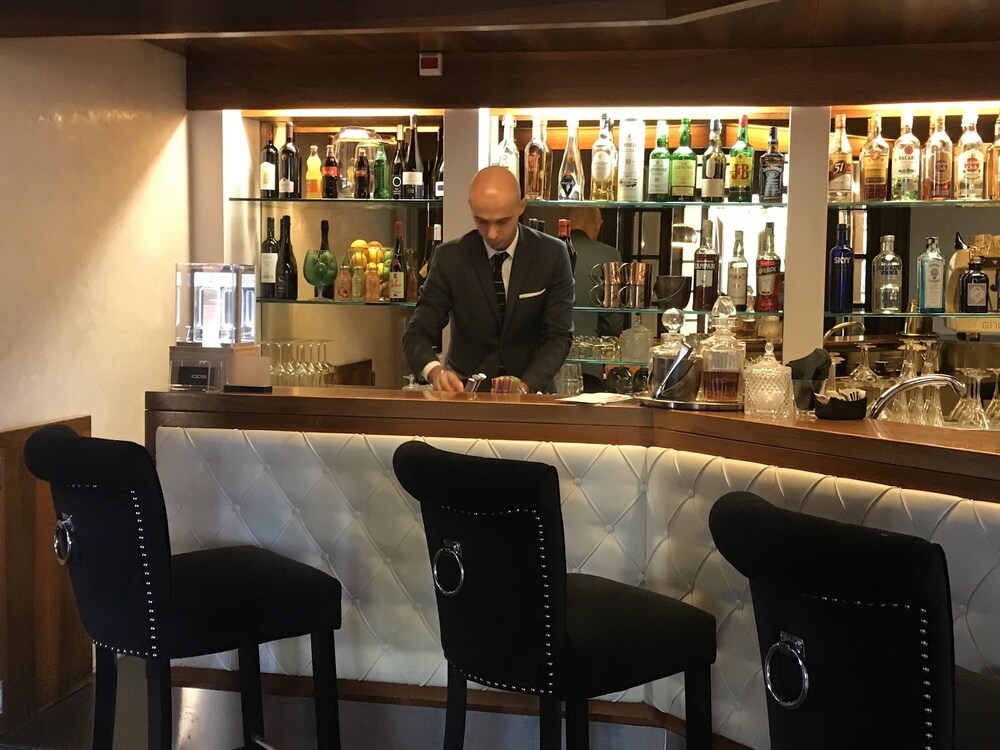 Hotel Bar