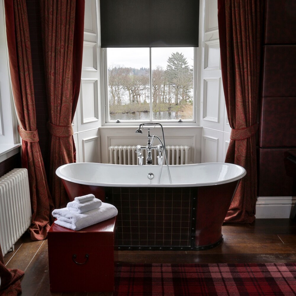 Deep Soaking Bathtub