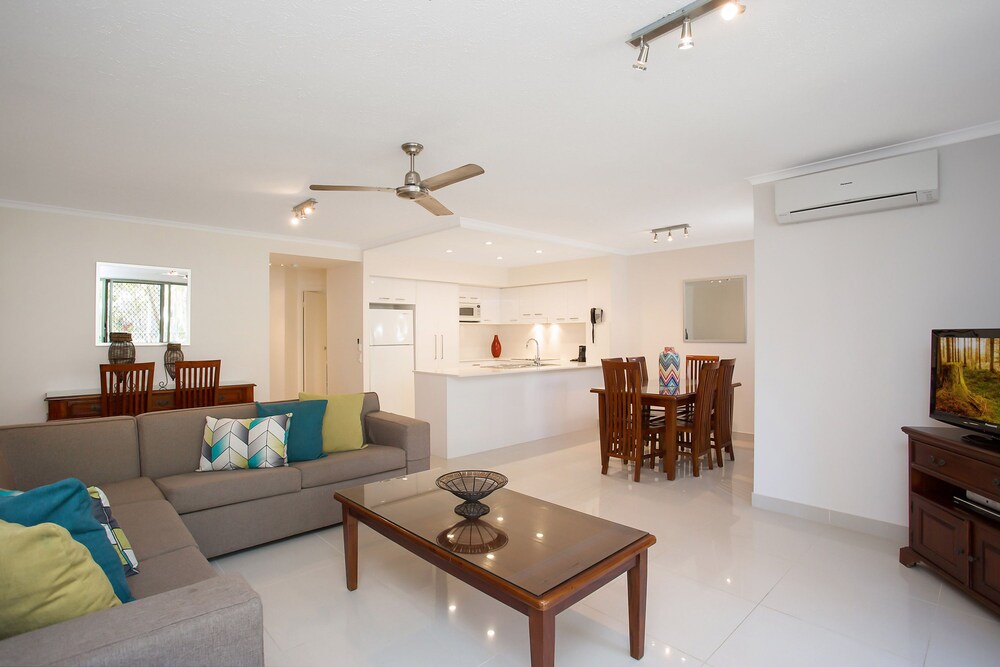 Deluxe Apartment, 2 Bedrooms - Living Area