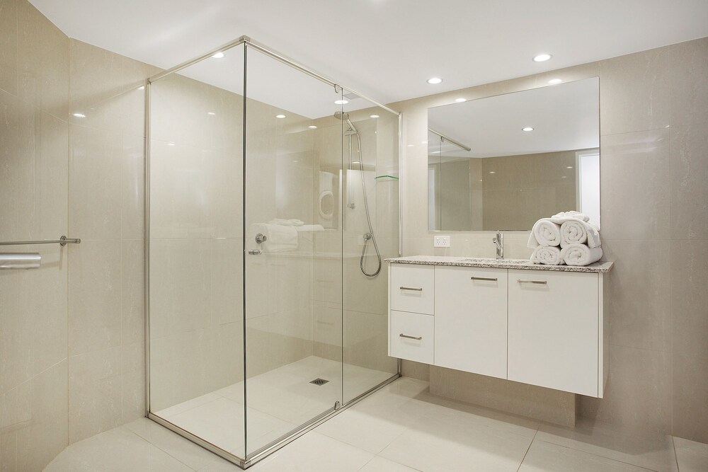 Deluxe Room, 3 Bedrooms - Bathroom