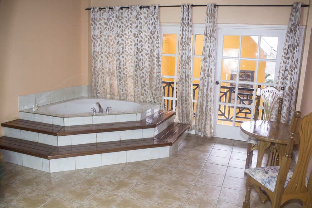 Deep Soaking Bathtub