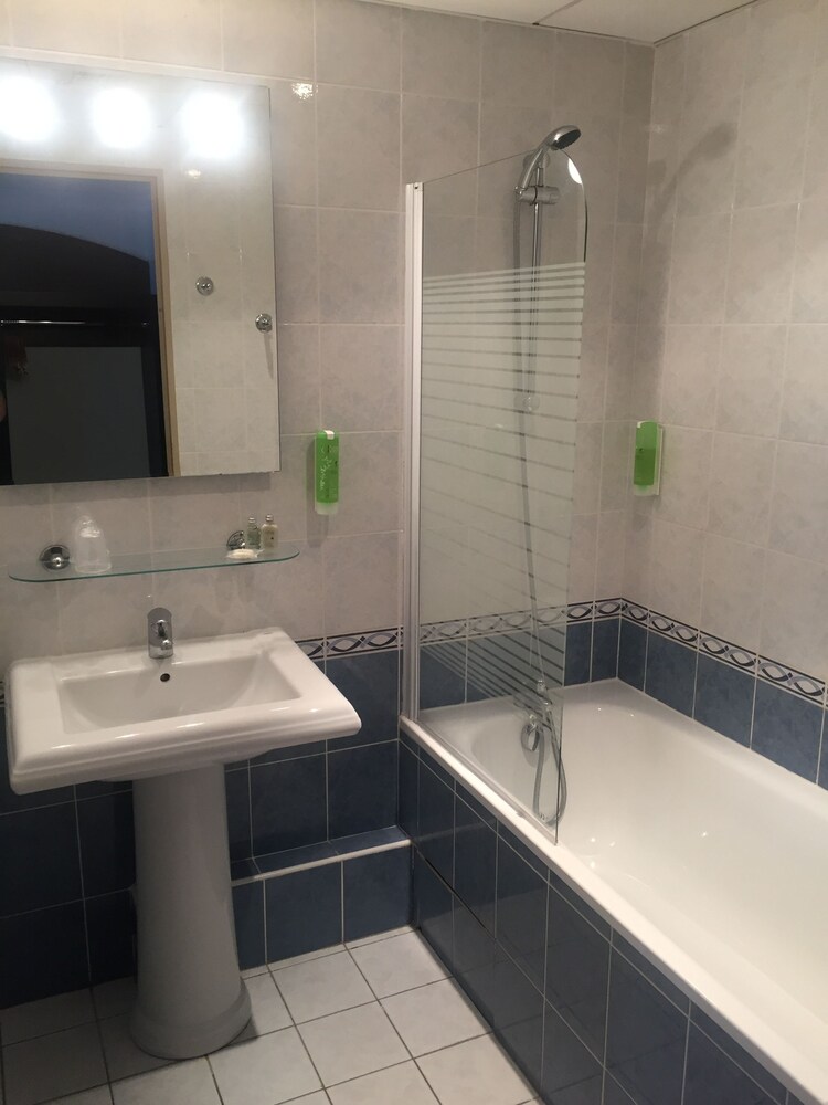 Standard Room, 1 Queen Bed, Non Smoking - Bathroom