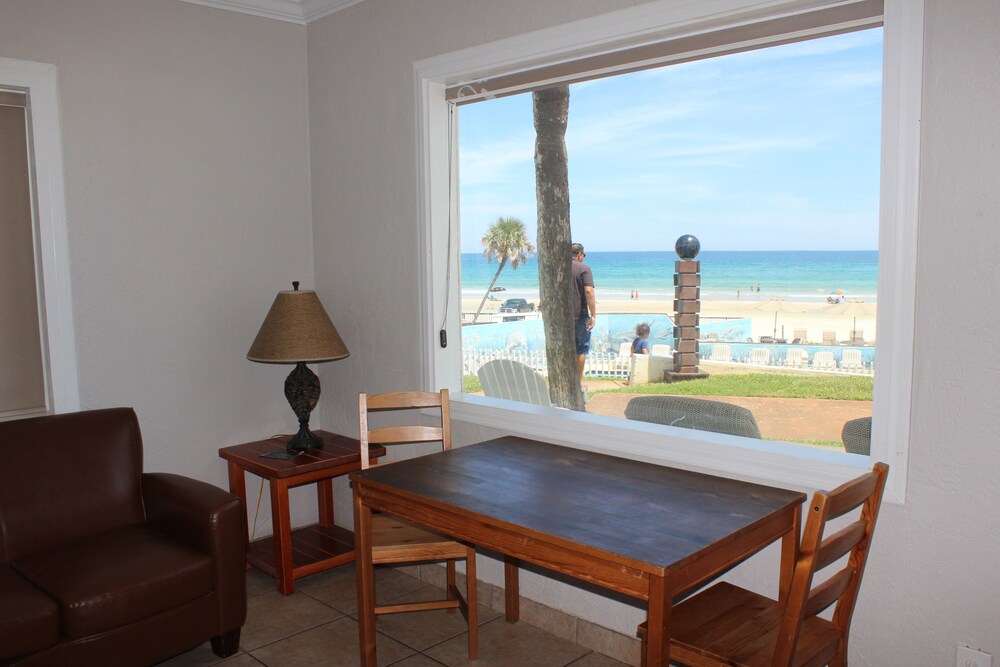 Suite, 2 Bedrooms, Kitchen, Oceanfront - In-Room Dining