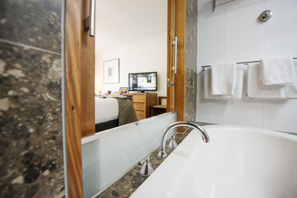 Deep Soaking Bathtub