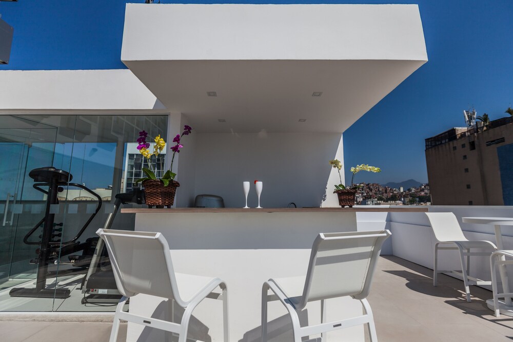 Poolside Bar
