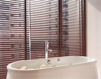 Deep Soaking Bathtub