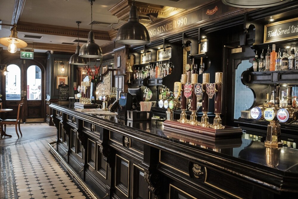 Hotel Bar