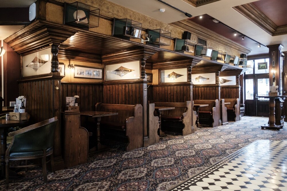 Hotel Bar