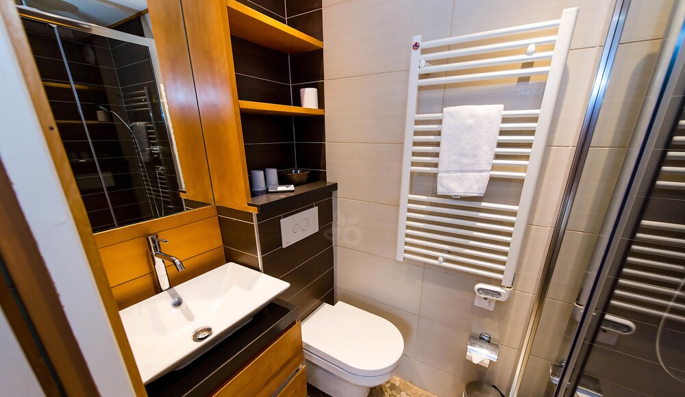 Suite, 2 Bedrooms - Bathroom Shower
