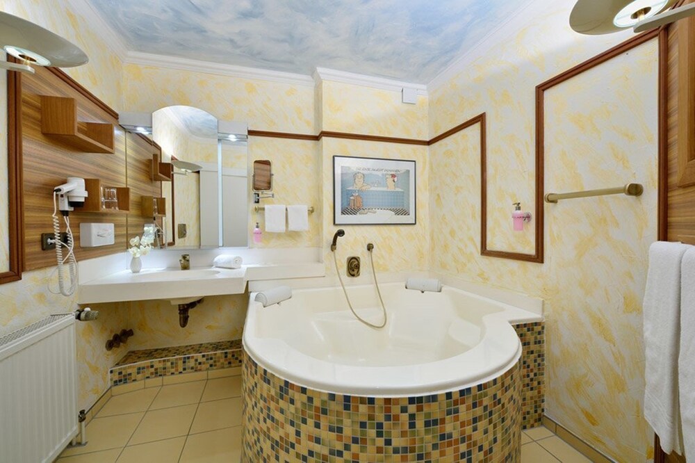 Deep Soaking Bathtub