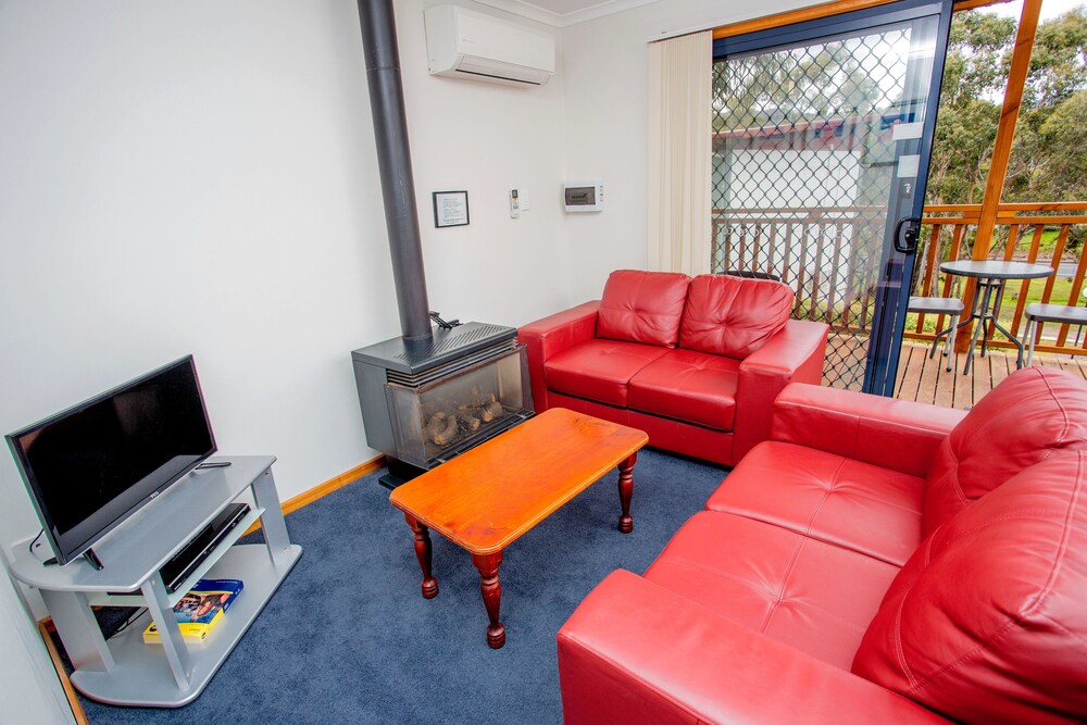 Deluxe Cabin - Living Room