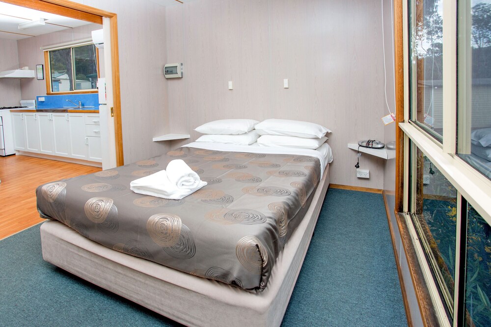 Standard Two Bedroom Cabin - Guestroom