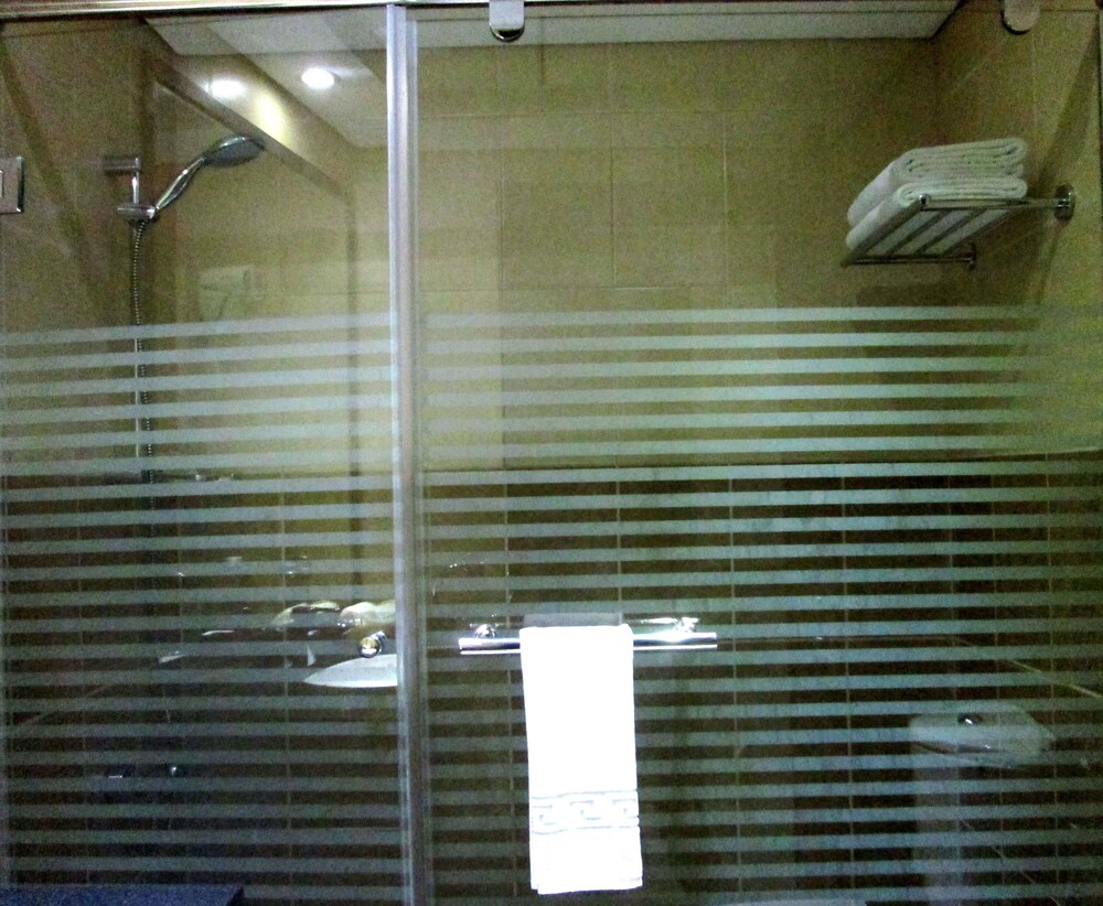 Superior Studio, 1 King Bed - Bathroom Shower