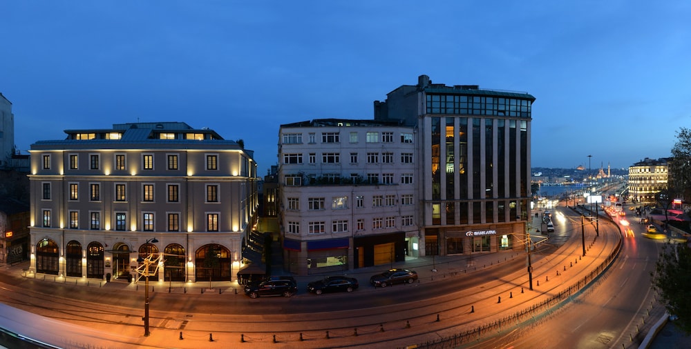 Hotelfassade am Abend/bei Nacht