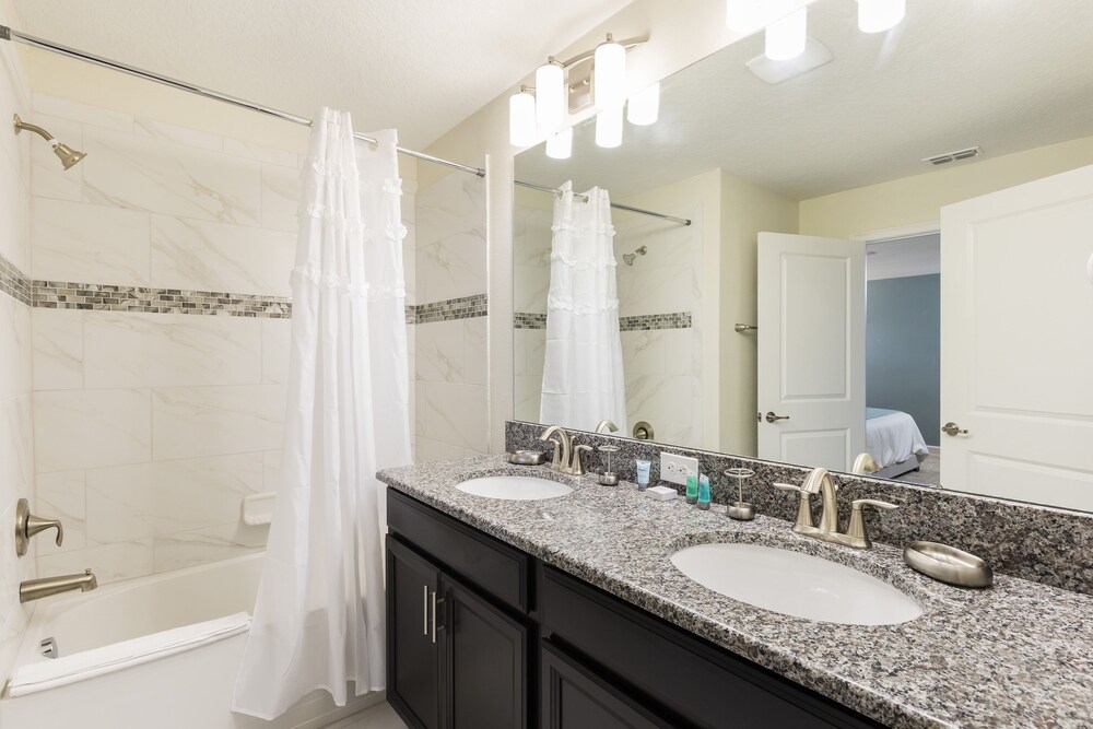 Luxury Townhome, 4 Bedrooms, Private Pool - Guestroom
