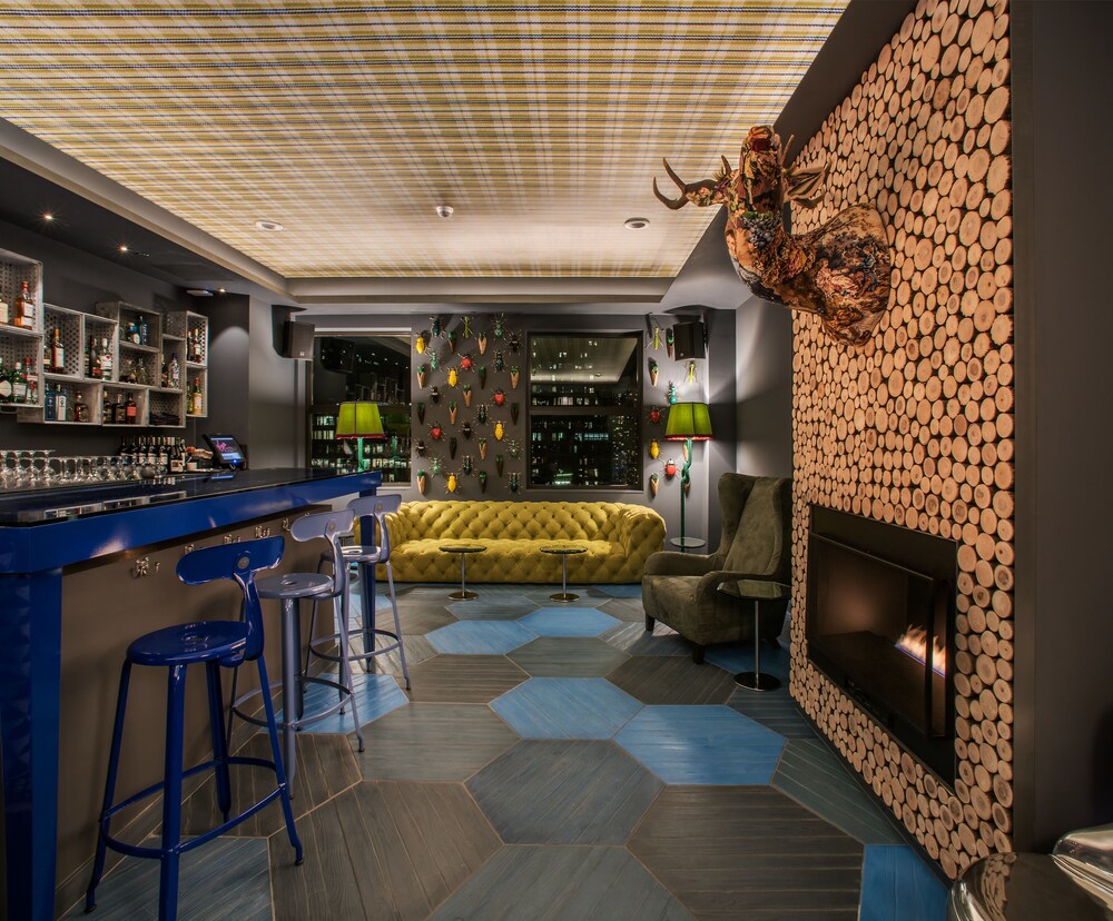 Hotel Bar
