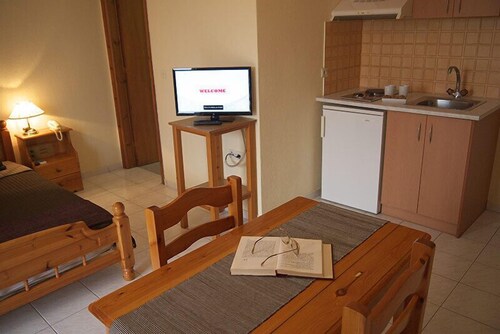 Basic Studio - In-Room Dining