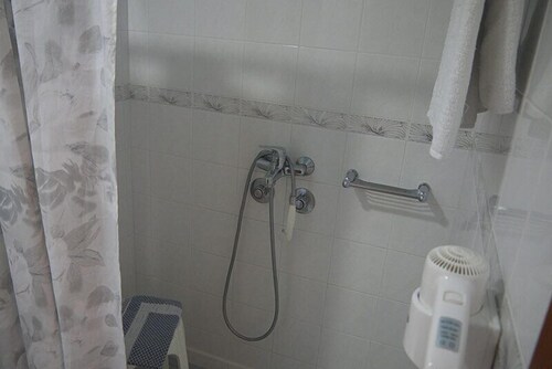 Basic Studio - Bathroom Shower