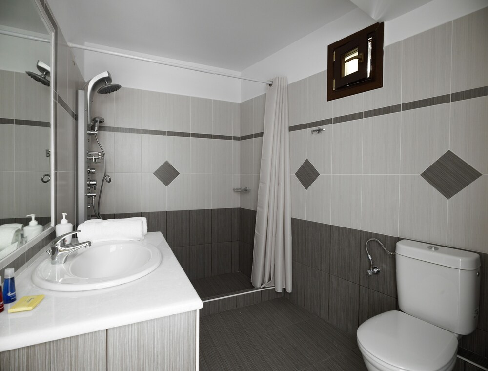 Triple Room - Bathroom