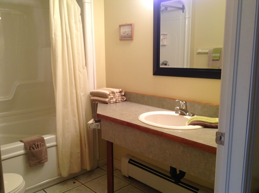 Room, 2 Queen Beds - Bathroom Amenities