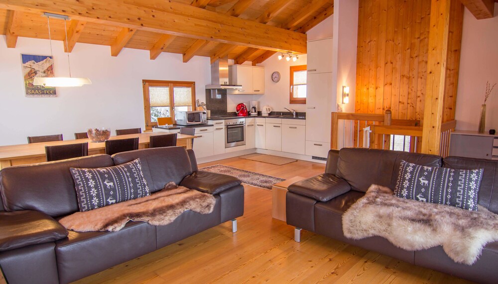 거실 공간 (디럭스 샬레, 침실 2개, 발코니, 산 전망 (Valley View Chalet, cleaning 225 CHF))