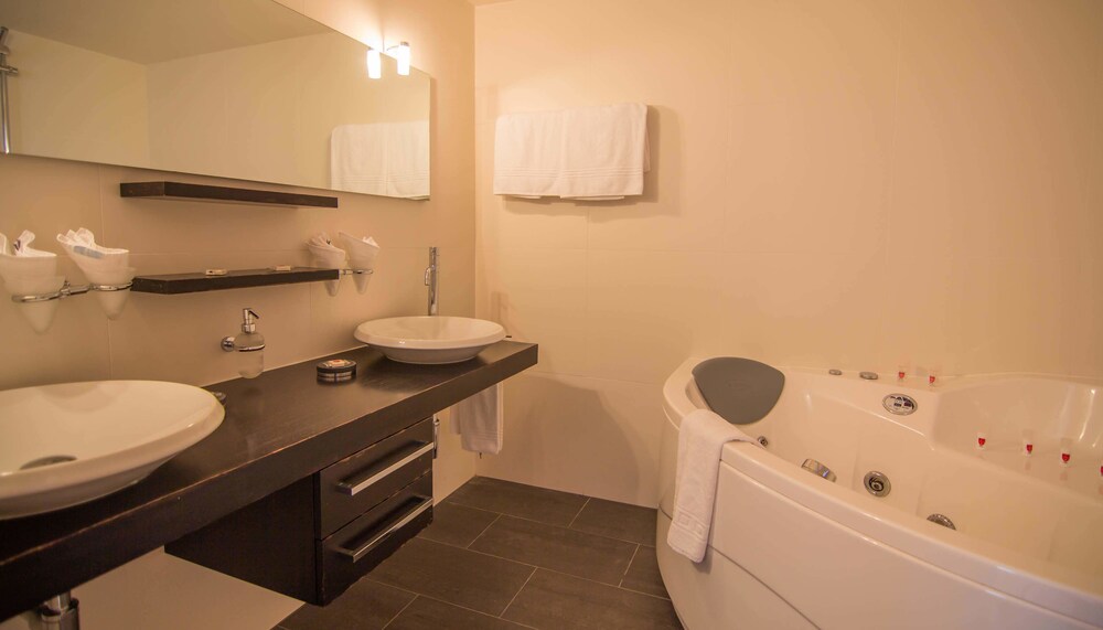 욕실 (디럭스 샬레, 침실 2개, 발코니, 산 전망 (Valley View Chalet, cleaning 225 CHF))