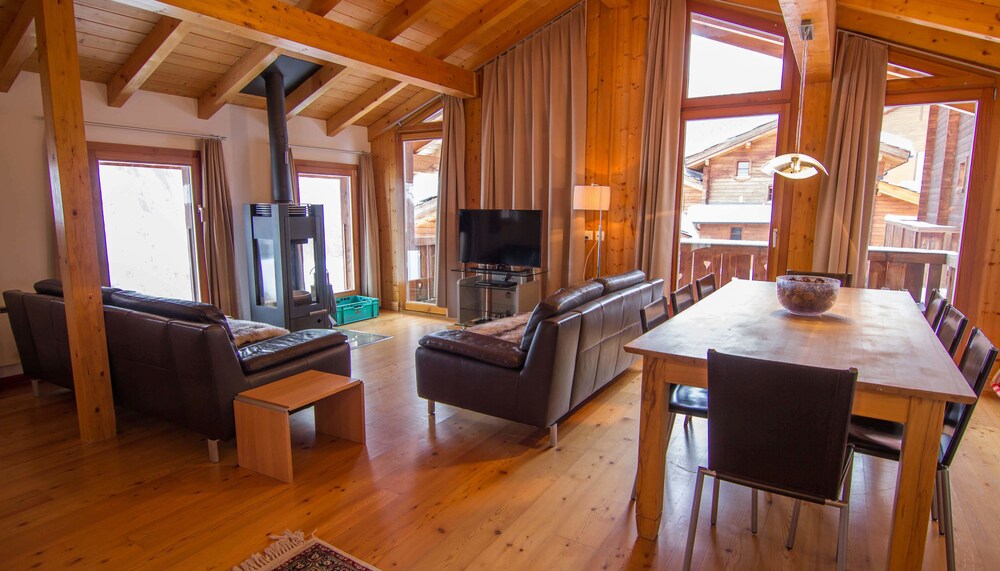 객실 내 식사 (디럭스 샬레, 침실 2개, 발코니, 산 전망 (Valley View Chalet, cleaning 225 CHF))