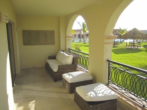 Terraza o patio: Suite, 1 habitación, cocina, vista al jardín