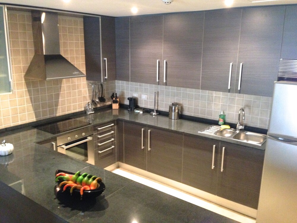 Cocina en la habitación: Condominio, 2 habitaciones, cocina, vista al jardín