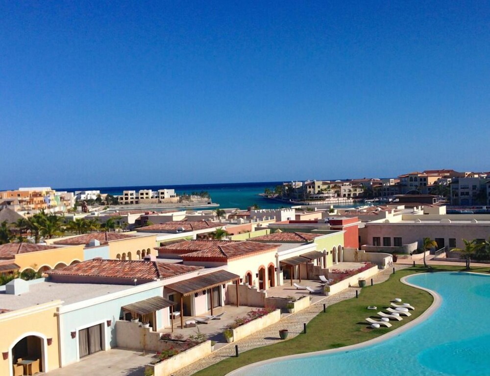 Vista desde la habitación: Estudio, terraza, vista al mar