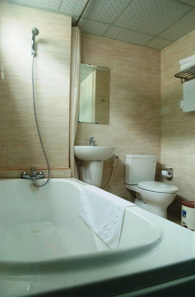 Deep Soaking Bathtub