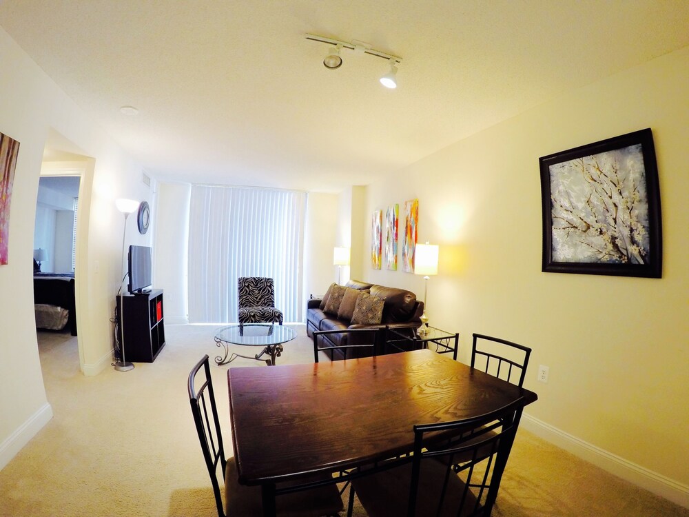 객실 내 식사 (Downtown DC Flat #829)