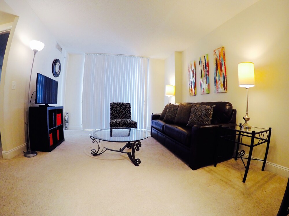 거실 공간 (Downtown DC Flat #829)