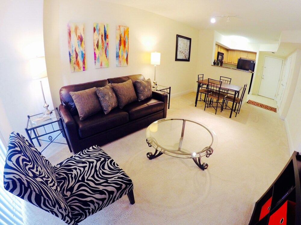 거실 공간 (Downtown DC Flat #829)