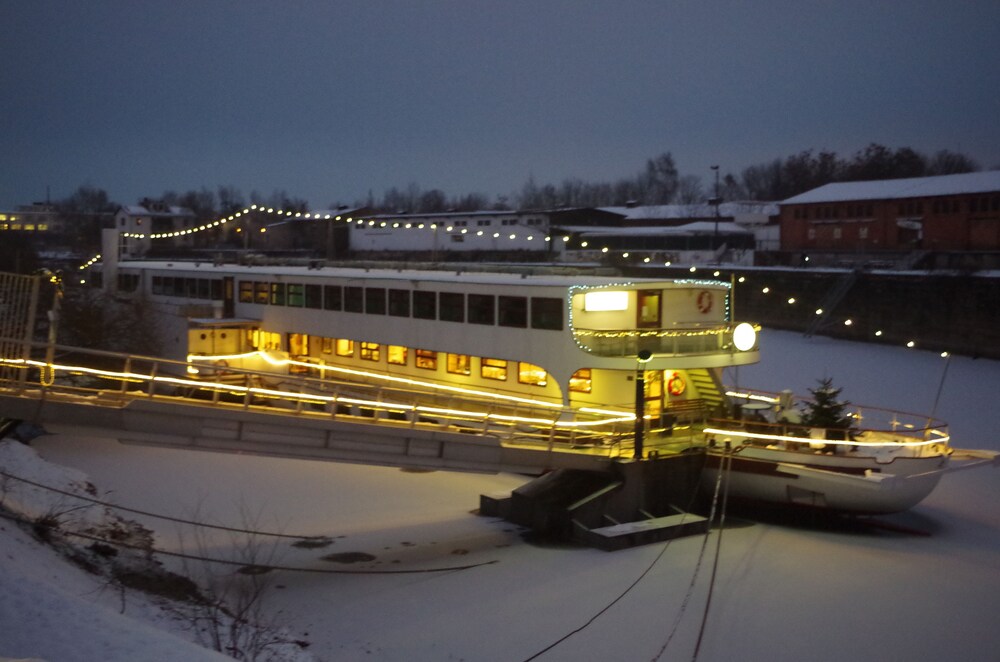 Hotelfassade am Abend/bei Nacht