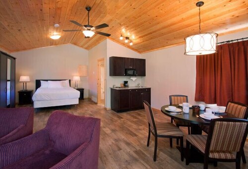 Signature Studio, 1 Queen Bed, Kitchenette - Guestroom
