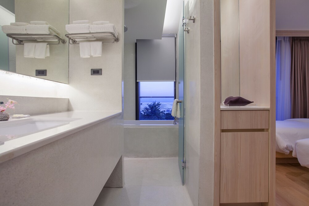 ห้องน้ำ (Luxury Seaview Corner Suite - 2 Bedroom)
